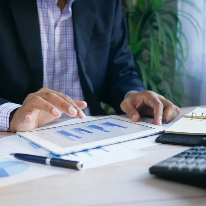 insurance_man-tablet_chart_pen--ratio01x01--width960px