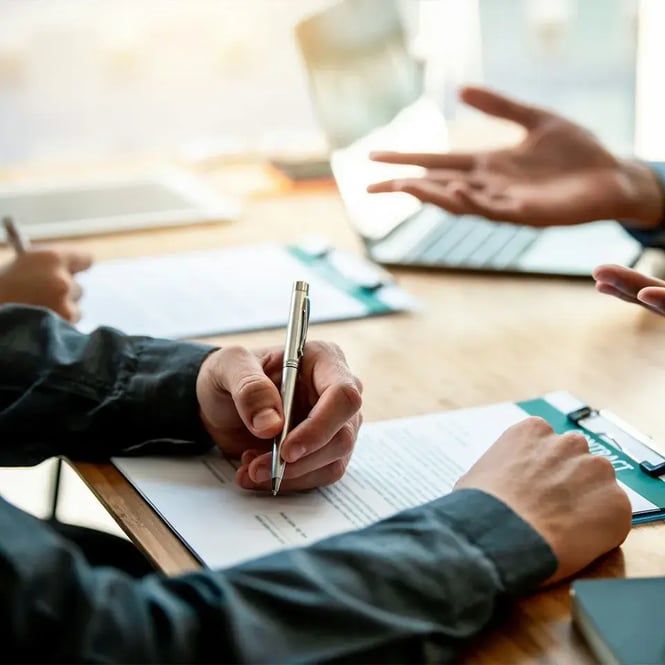 insurance_man_pen_desk_signing_contract--ratio01x01--width960px