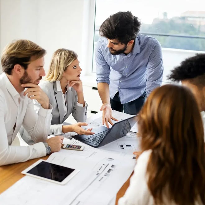 2026-office__colleagues-round-table-devices--ratio01x01--width1024px