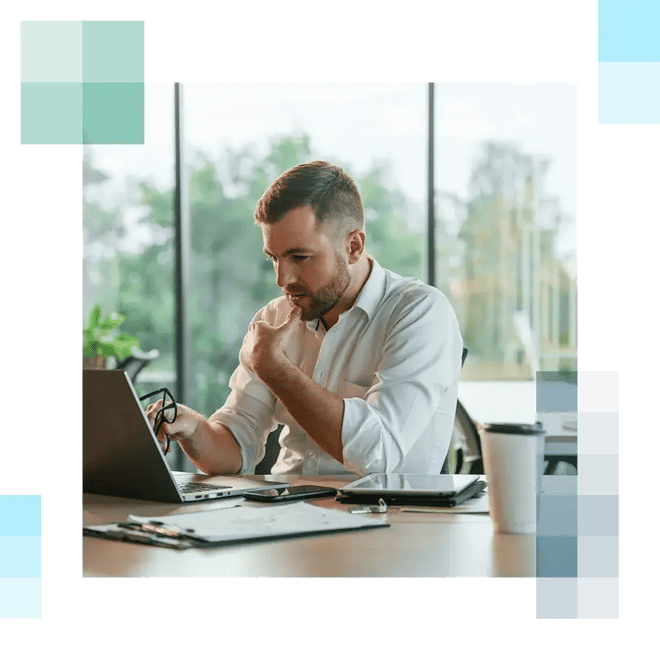 Finanzen-1024x1024-Berater-Desktop-Arbeit