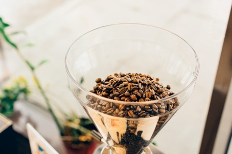Trichter mit Kaffeebohnen
