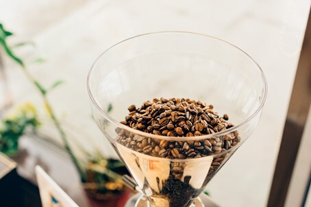 Trichter mit Kaffeebohnen