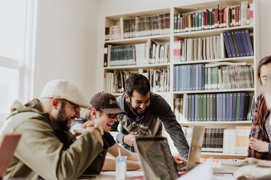 Gruppe liest HYPE Innovation Blog online 