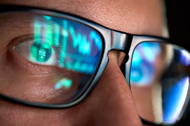 Marktdaten spiegeln sich in einer Brille