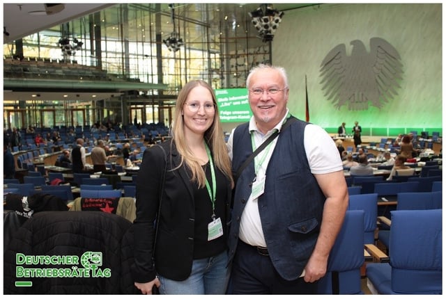 Ist möglicherweise ein Bild von 4 Personen und Text